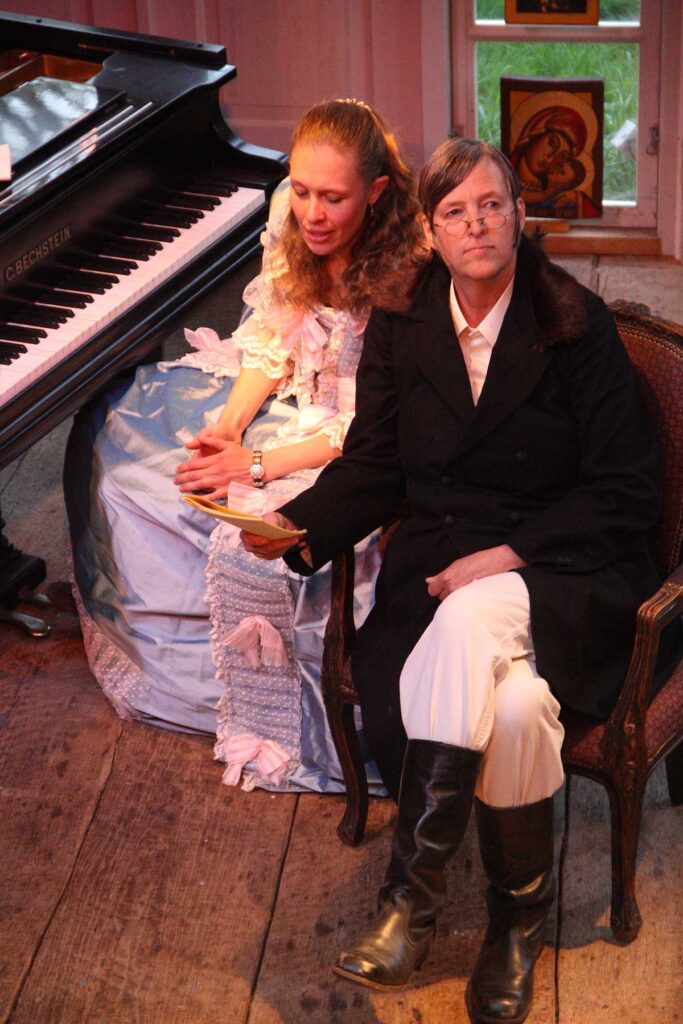 Szene aus der Leseperformance „Dicke Bücher am Feuer #3: Tolstoi & Krieg und Frieden“ der Hinterlandbühne Rügen, Foto © Maike Krause