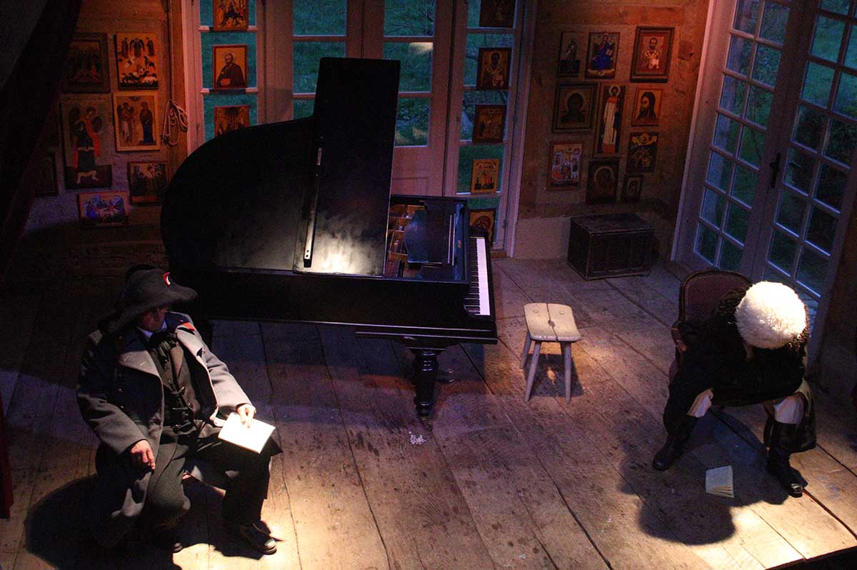 Szene aus der Leseperformance „Dicke Bücher am Feuer #3: Tolstoi & Krieg und Frieden“ der Hinterlandbühne Rügen, Foto © Maike Krause