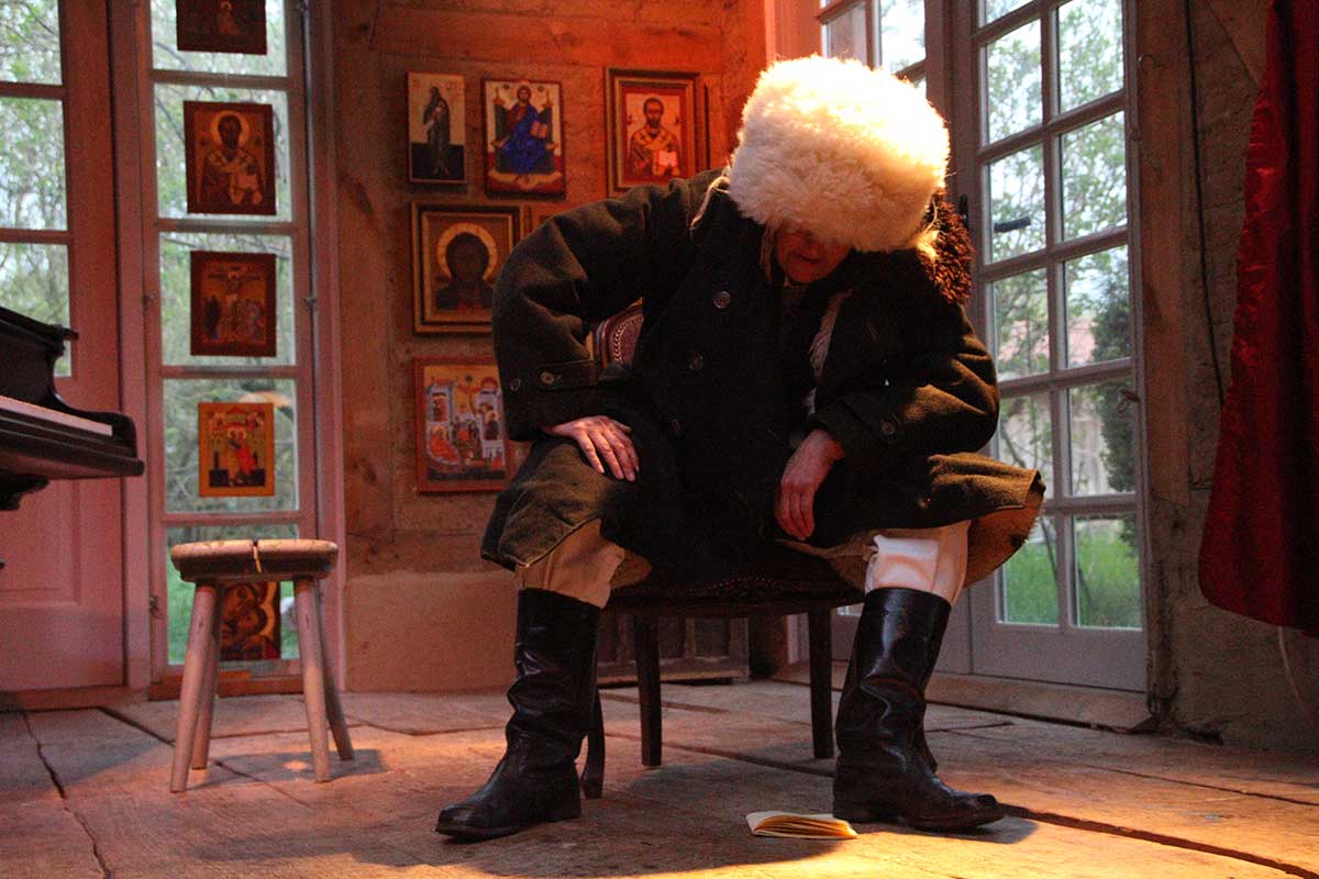 Szene aus der Leseperformance „Dicke Bücher am Feuer #3: Tolstoi & Krieg und Frieden“ der Hinterlandbühne Rügen, Foto © Maike Krause