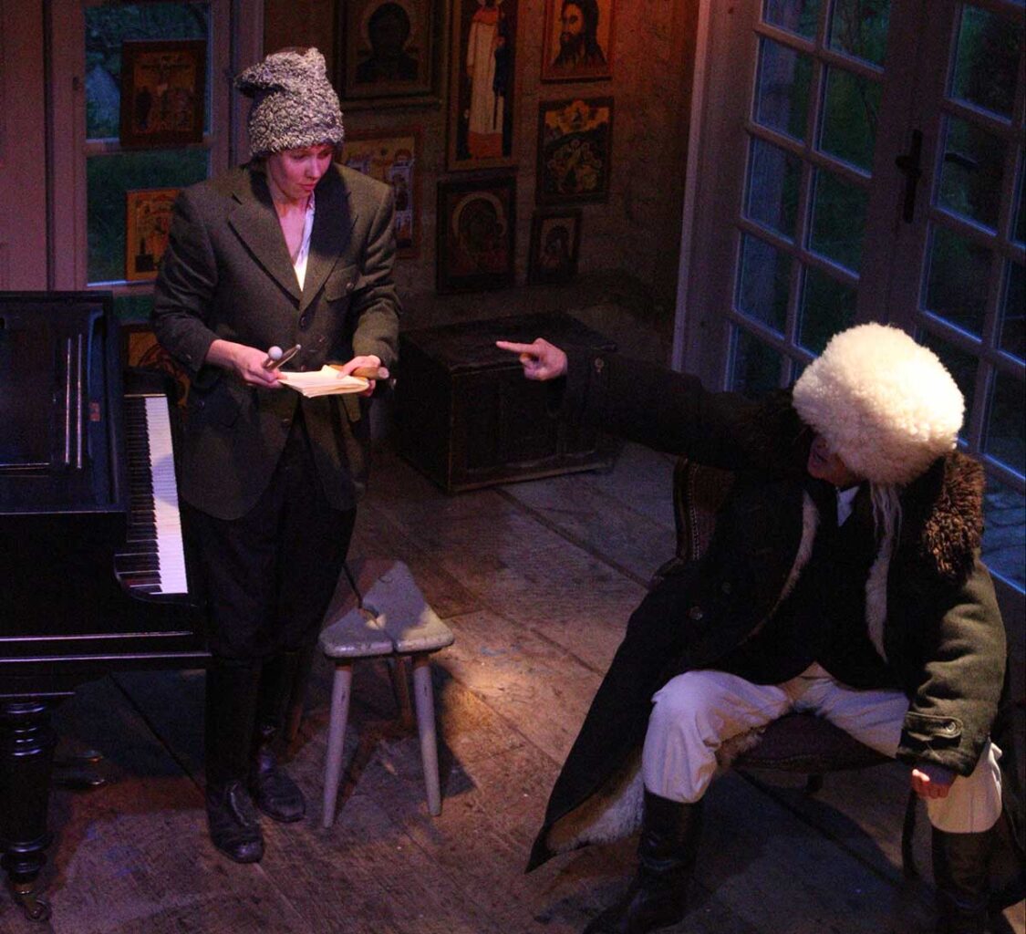 Szene aus der Leseperformance „Dicke Bücher am Feuer #3: Tolstoi & Krieg und Frieden“ der Hinterlandbühne Rügen, Foto © Maike Krause