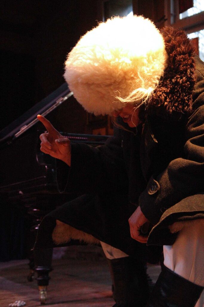 Szene aus der Leseperformance „Dicke Bücher am Feuer #3: Tolstoi & Krieg und Frieden“ der Hinterlandbühne Rügen, Foto © Maike Krause