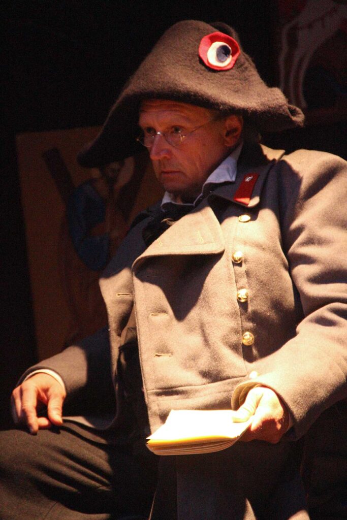 Szene aus der Leseperformance „Dicke Bücher am Feuer #3: Tolstoi & Krieg und Frieden“ der Hinterlandbühne Rügen, Foto © Maike Krause