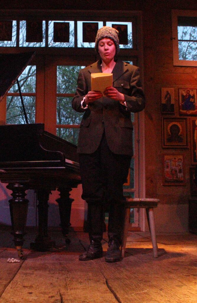 Szene aus der Leseperformance „Dicke Bücher am Feuer #3: Tolstoi & Krieg und Frieden“ der Hinterlandbühne Rügen, Foto © Maike Krause