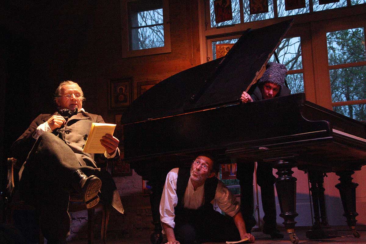 Szene aus der Leseperformance „Dicke Bücher am Feuer #3: Tolstoi & Krieg und Frieden“ der Hinterlandbühne Rügen, Foto © Maike Krause