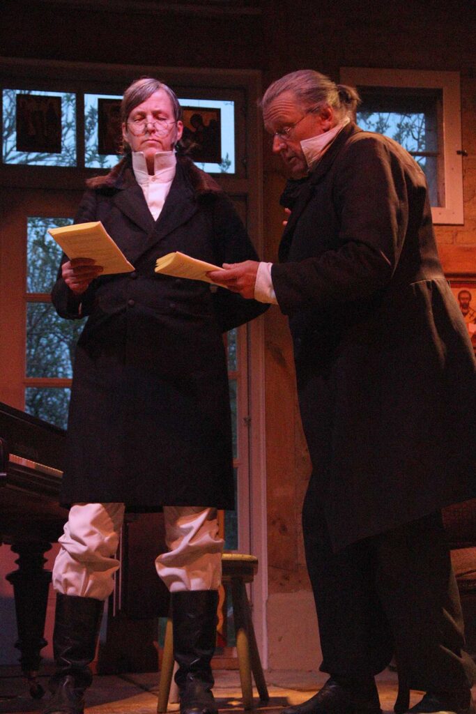 Szene aus der Leseperformance „Dicke Bücher am Feuer #3: Tolstoi & Krieg und Frieden“ der Hinterlandbühne Rügen, Foto © Maike Krause