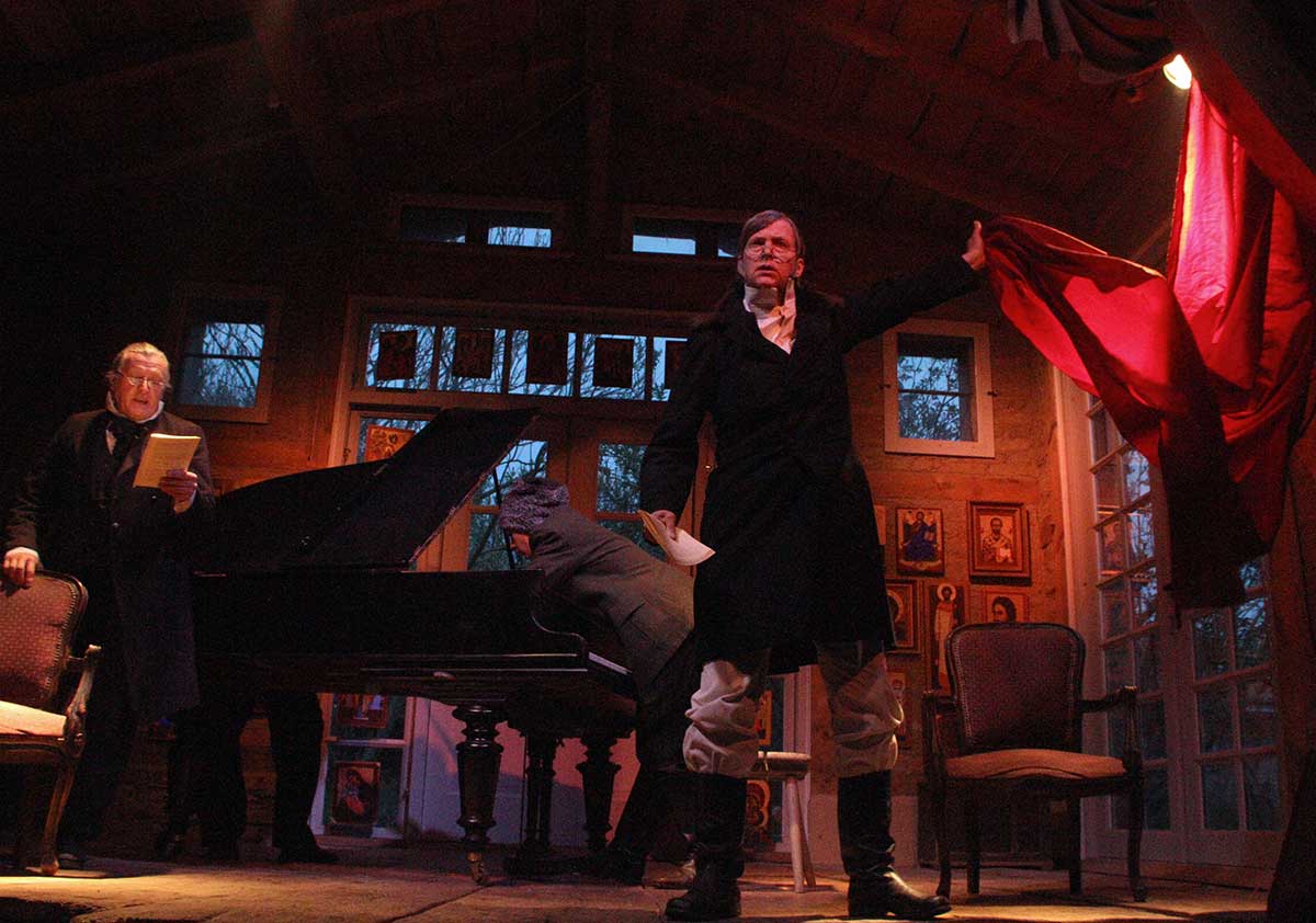 Szene aus der Leseperformance „Dicke Bücher am Feuer #3: Tolstoi & Krieg und Frieden“ der Hinterlandbühne Rügen, Foto © Maike Krause