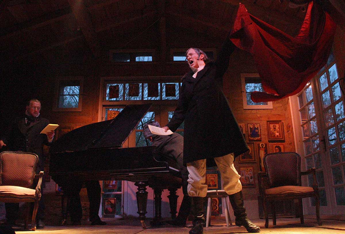 Szene aus der Leseperformance „Dicke Bücher am Feuer #3: Tolstoi & Krieg und Frieden“ der Hinterlandbühne Rügen, Foto © Maike Krause