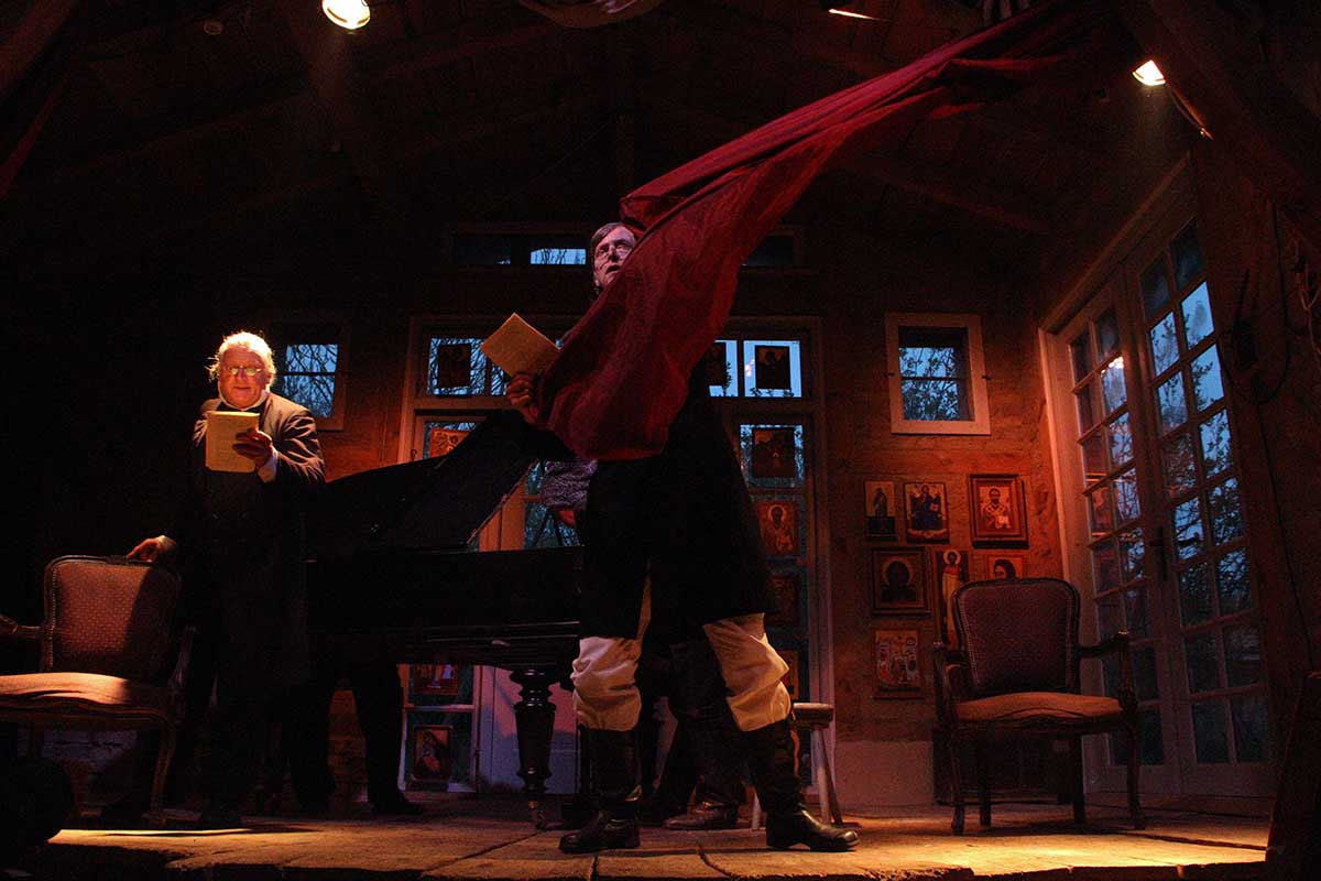 Szene aus der Leseperformance „Dicke Bücher am Feuer #3: Tolstoi & Krieg und Frieden“ der Hinterlandbühne Rügen, Foto © Maike Krause