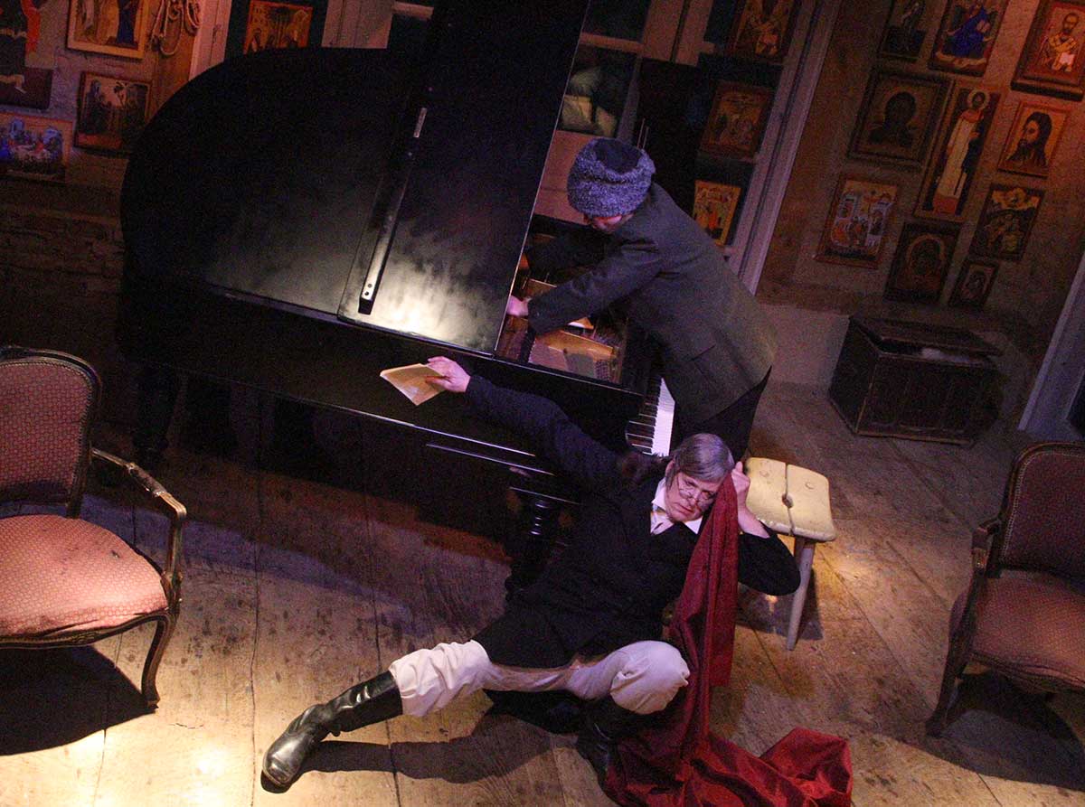 Szene aus der Leseperformance „Dicke Bücher am Feuer #3: Tolstoi & Krieg und Frieden“ der Hinterlandbühne Rügen, Foto © Maike Krause