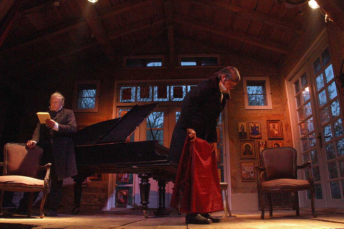 Szene aus der Leseperformance „Dicke Bücher am Feuer #3: Tolstoi & Krieg und Frieden“ der Hinterlandbühne Rügen, Foto © Maike Krause