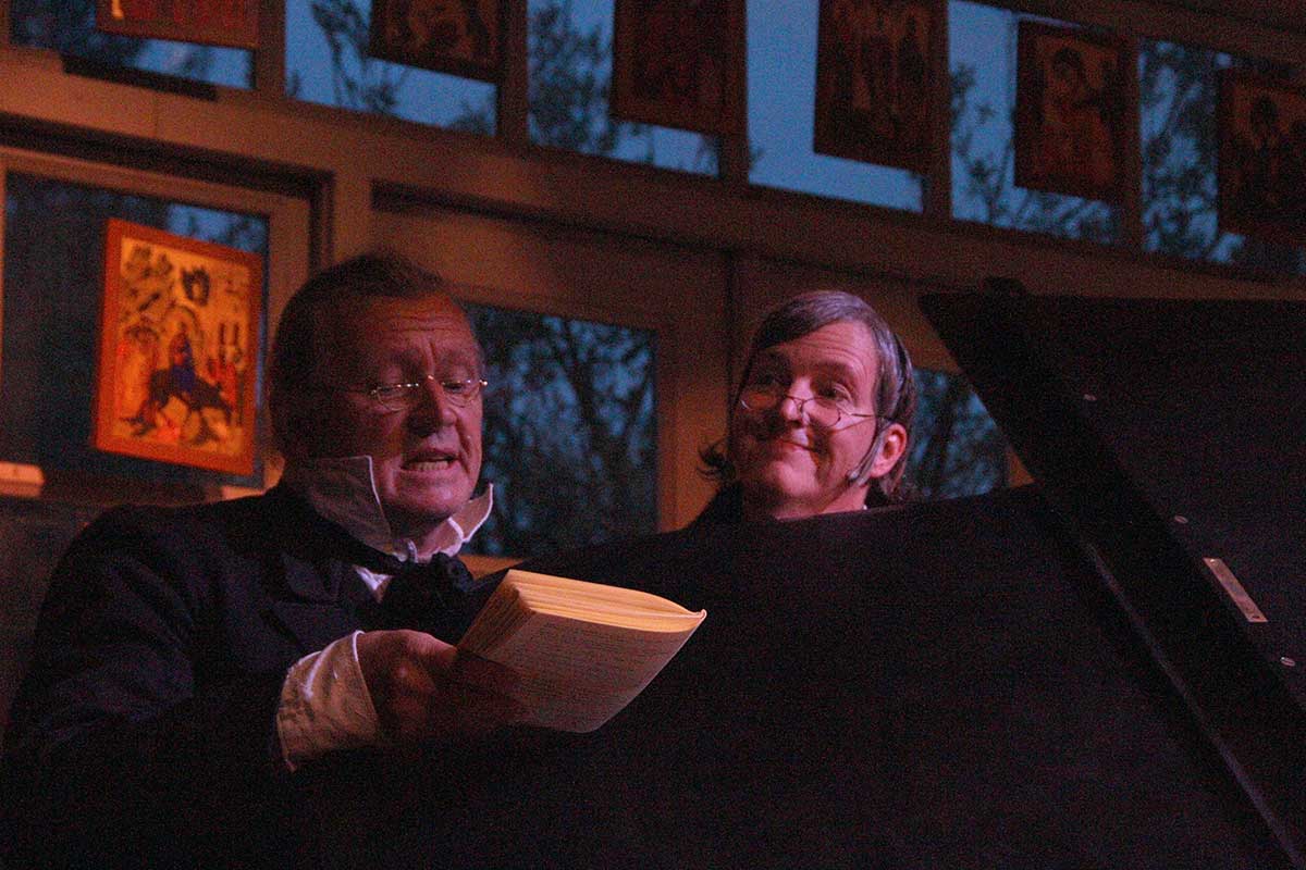 Szene aus der Leseperformance „Dicke Bücher am Feuer #3: Tolstoi & Krieg und Frieden“ der Hinterlandbühne Rügen, Foto © Maike Krause