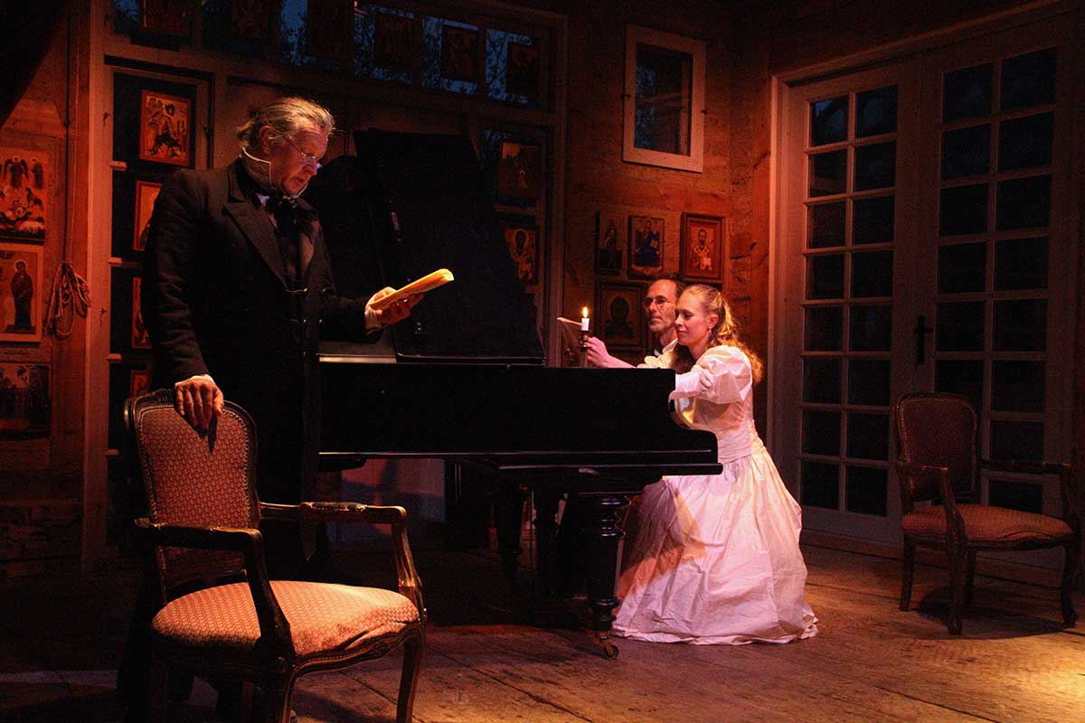 Szene aus der Leseperformance „Dicke Bücher am Feuer #3: Tolstoi & Krieg und Frieden“ der Hinterlandbühne Rügen, Foto © Maike Krause