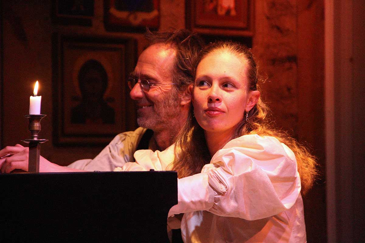 Szene aus der Leseperformance „Dicke Bücher am Feuer #3: Tolstoi & Krieg und Frieden“ der Hinterlandbühne Rügen, Foto © Maike Krause