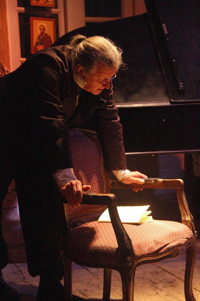 Szene aus der Leseperformance „Dicke Bücher am Feuer #3: Tolstoi & Krieg und Frieden“ der Hinterlandbühne Rügen, Foto © Maike Krause