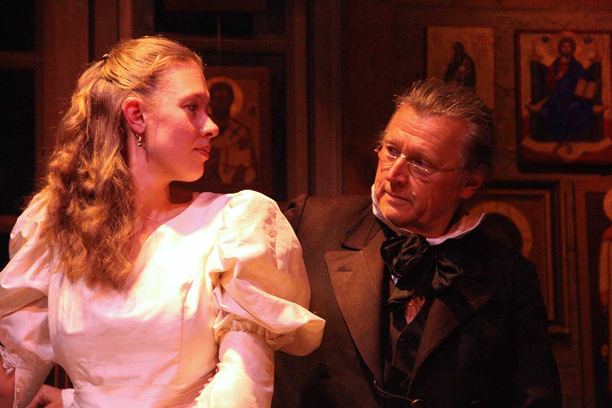 Szene aus der Leseperformance „Dicke Bücher am Feuer #3: Tolstoi & Krieg und Frieden“ der Hinterlandbühne Rügen, Foto © Maike Krause