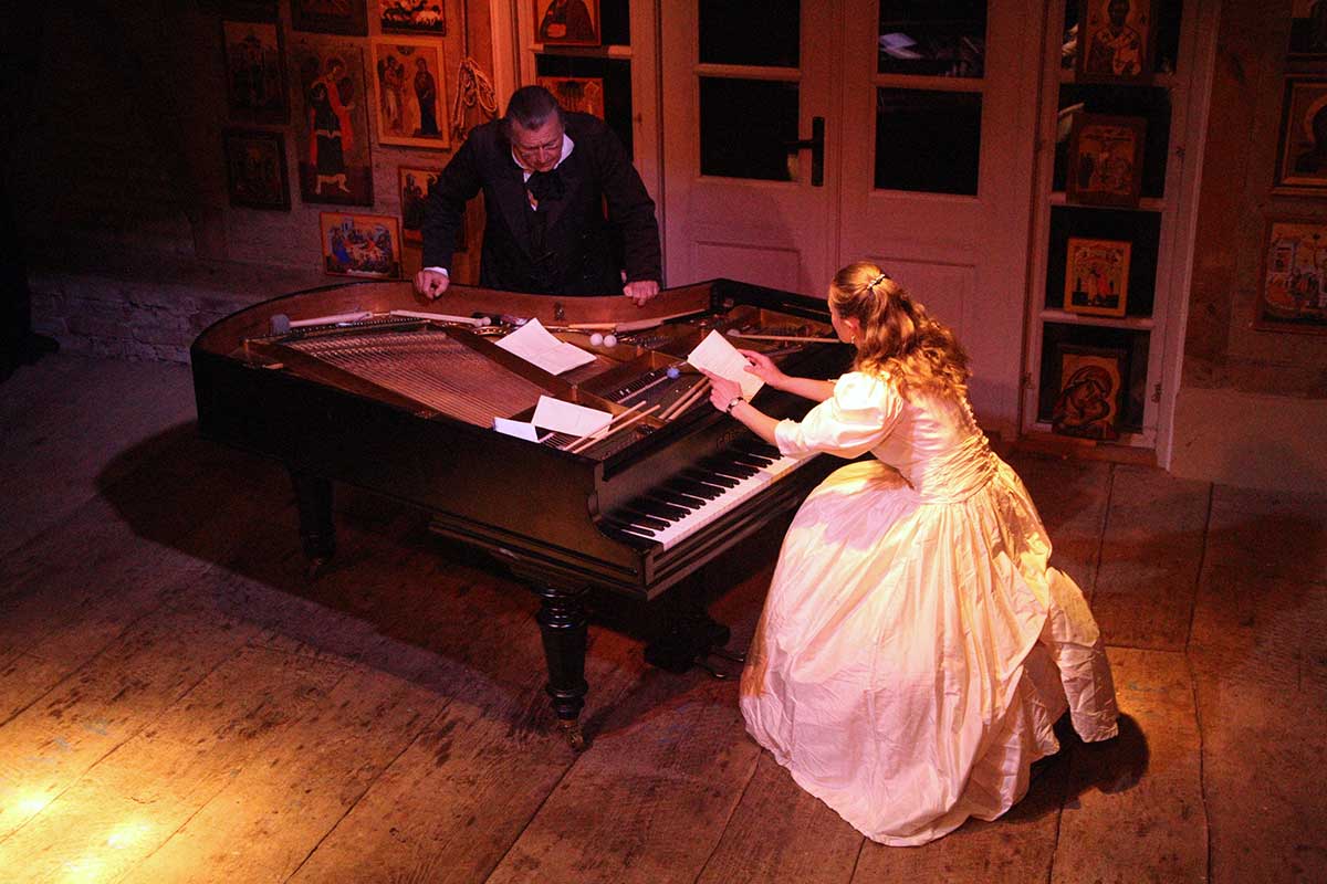 Szene aus der Leseperformance „Dicke Bücher am Feuer #3: Tolstoi & Krieg und Frieden“ der Hinterlandbühne Rügen, Foto © Maike Krause