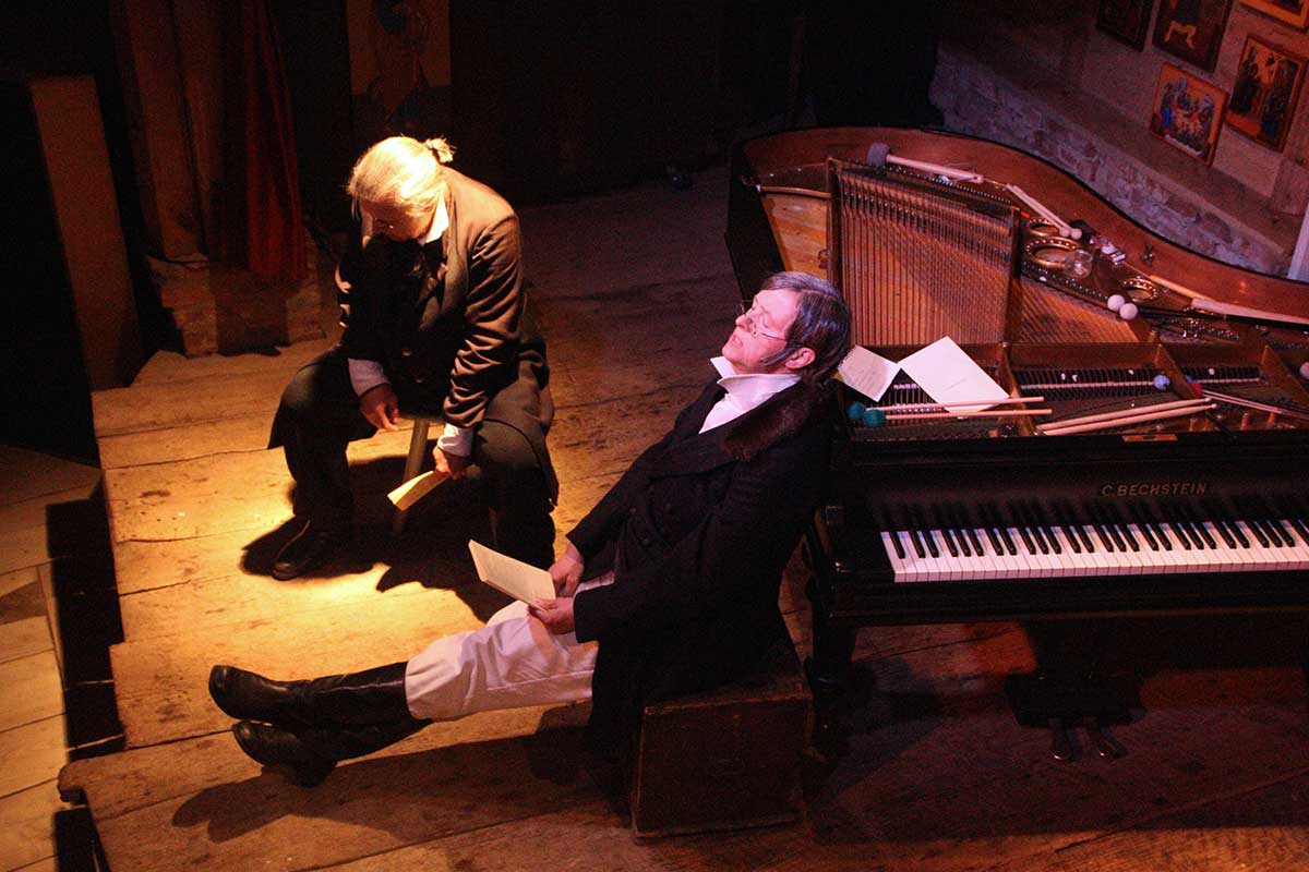 Szene aus der Leseperformance „Dicke Bücher am Feuer #3: Tolstoi & Krieg und Frieden“ der Hinterlandbühne Rügen, Foto © Maike Krause