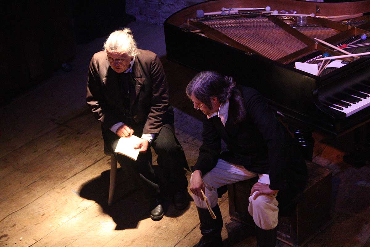 Szene aus der Leseperformance „Dicke Bücher am Feuer #3: Tolstoi & Krieg und Frieden“ der Hinterlandbühne Rügen, Foto © Maike Krause