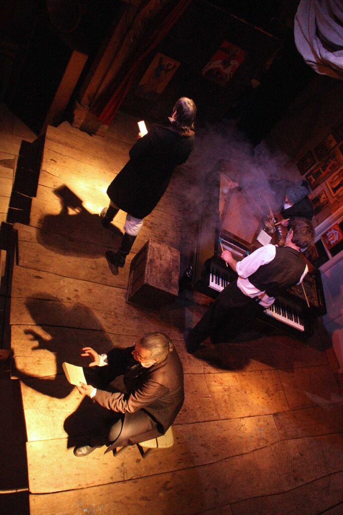 Szene aus der Leseperformance „Dicke Bücher am Feuer #3: Tolstoi & Krieg und Frieden“ der Hinterlandbühne Rügen, Foto © Maike Krause