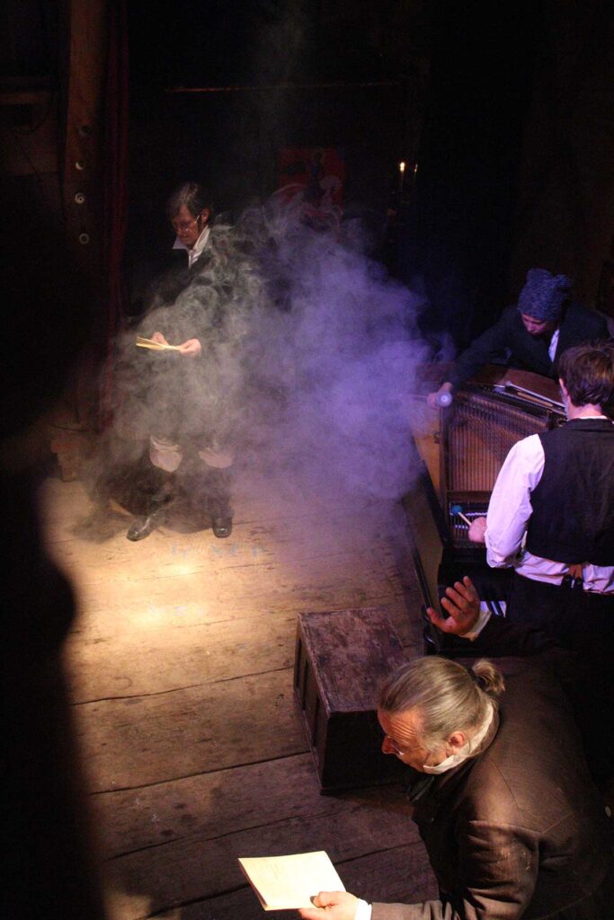 Szene aus der Leseperformance „Dicke Bücher am Feuer #3: Tolstoi & Krieg und Frieden“ der Hinterlandbühne Rügen, Foto © Maike Krause