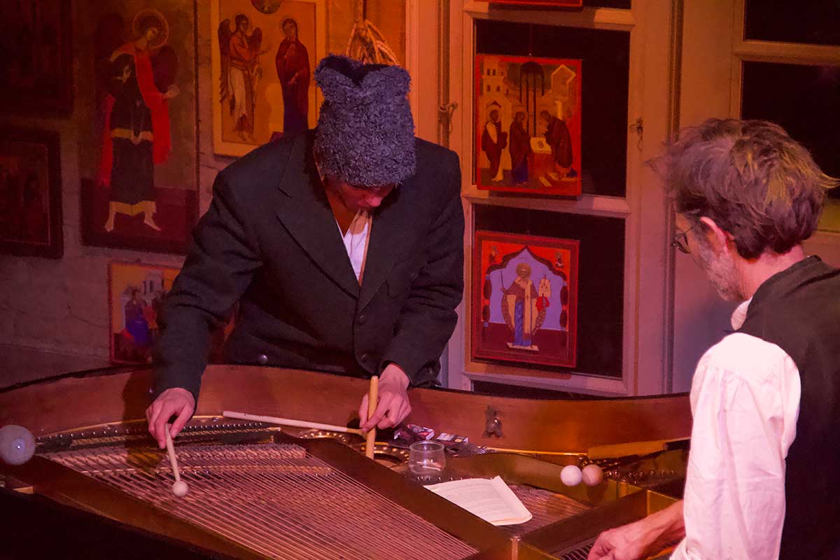 Szene aus der Leseperformance „Dicke Bücher am Feuer #3: Tolstoi & Krieg und Frieden“ der Hinterlandbühne Rügen, Foto © Maike Krause