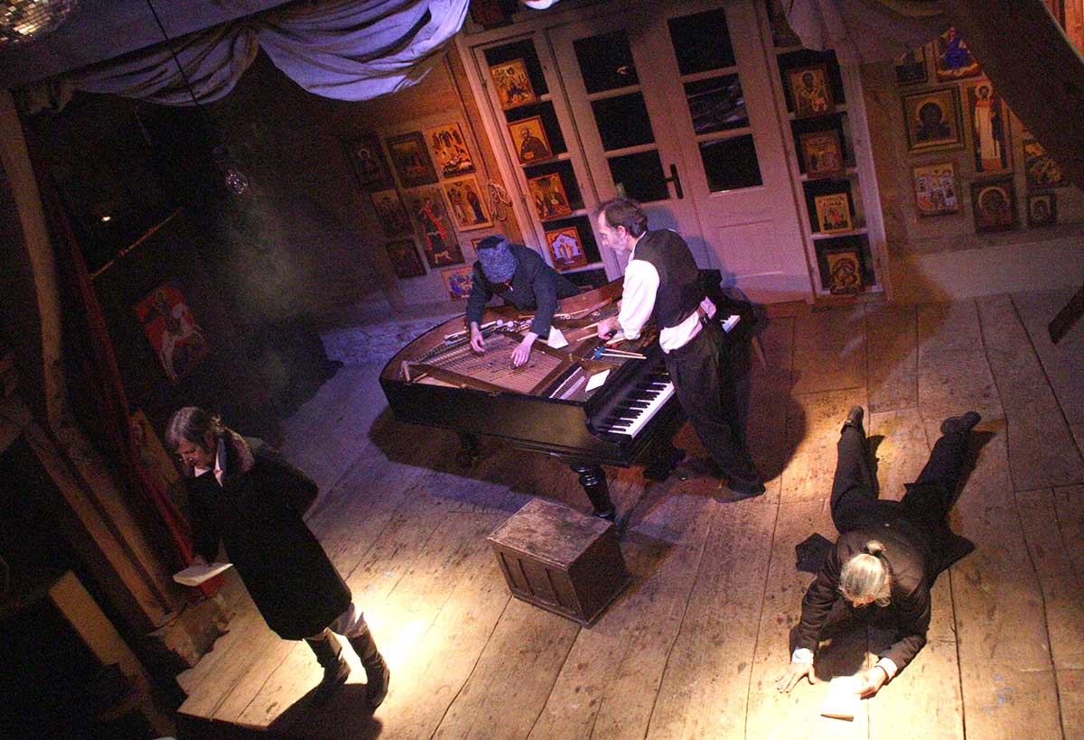 Szene aus der Leseperformance „Dicke Bücher am Feuer #3: Tolstoi & Krieg und Frieden“ der Hinterlandbühne Rügen, Foto © Maike Krause