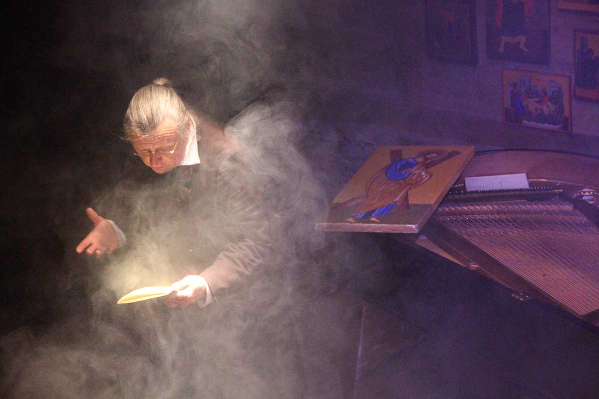 Szene aus der Leseperformance „Dicke Bücher am Feuer #3: Tolstoi & Krieg und Frieden“ der Hinterlandbühne Rügen, Foto © Maike Krause