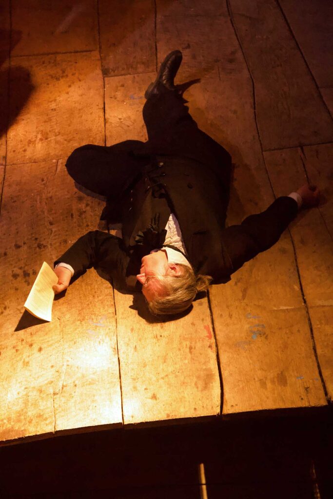 Szene aus der Leseperformance „Dicke Bücher am Feuer #3: Tolstoi & Krieg und Frieden“ der Hinterlandbühne Rügen, Foto © Maike Krause
