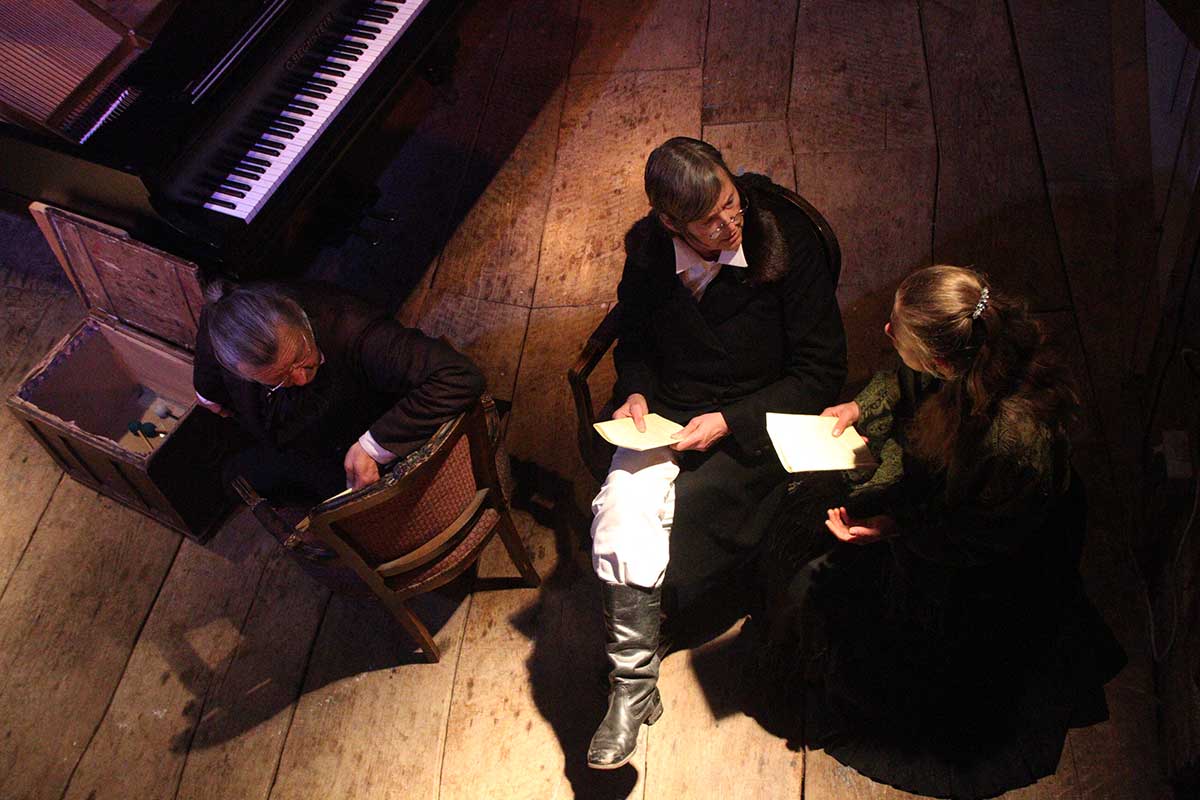 Szene aus der Leseperformance „Dicke Bücher am Feuer #3: Tolstoi & Krieg und Frieden“ der Hinterlandbühne Rügen, Foto © Maike Krause