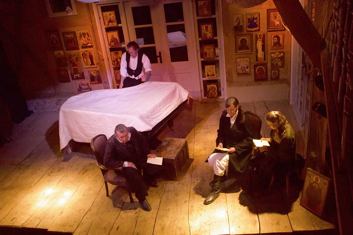 Szene aus der Leseperformance „Dicke Bücher am Feuer #3: Tolstoi & Krieg und Frieden“ der Hinterlandbühne Rügen, Foto © Maike Krause