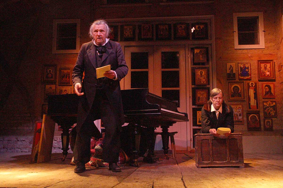 Szene aus der Leseperformance „Dicke Bücher am Feuer #3: Tolstoi & Krieg und Frieden“ der Hinterlandbühne Rügen, Foto © Maike Krause