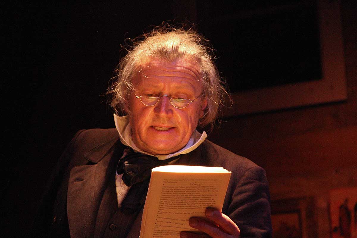 Szene aus der Leseperformance „Dicke Bücher am Feuer #3: Tolstoi & Krieg und Frieden“ der Hinterlandbühne Rügen, Foto © Maike Krause