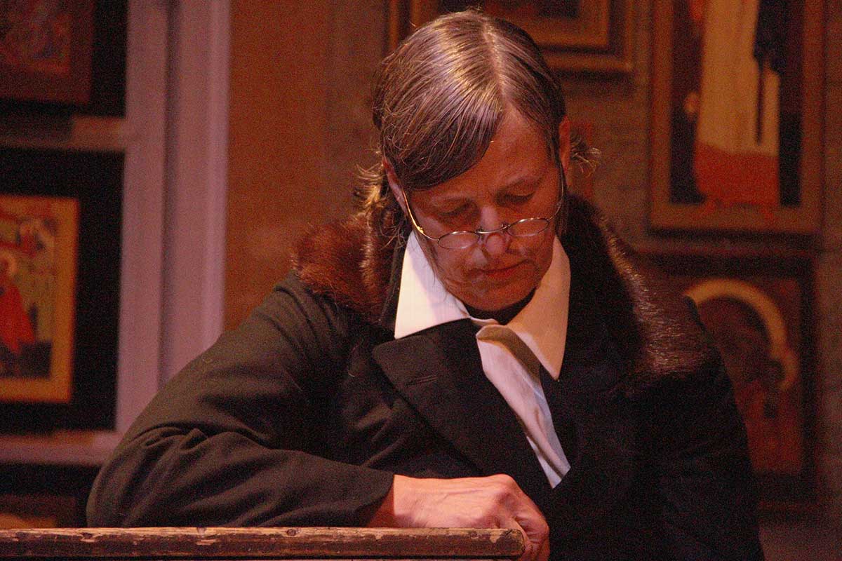Szene aus der Leseperformance „Dicke Bücher am Feuer #3: Tolstoi & Krieg und Frieden“ der Hinterlandbühne Rügen, Foto © Maike Krause