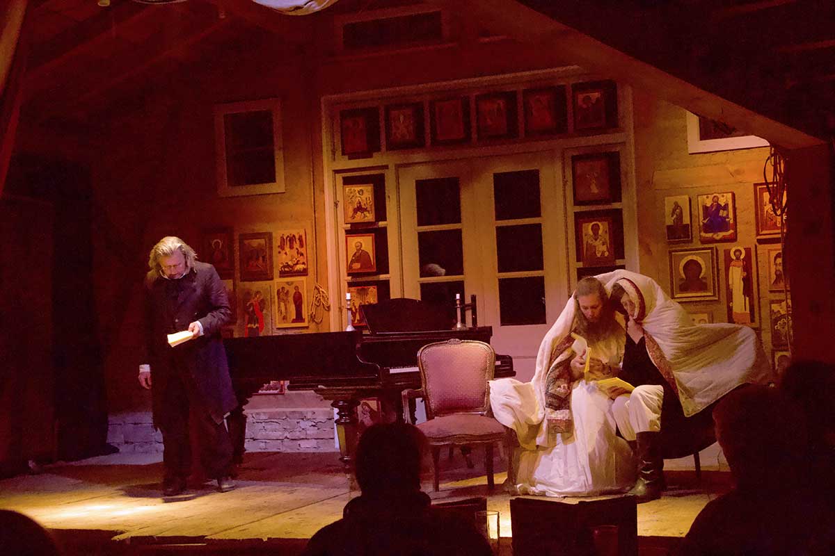 Szene aus der Leseperformance „Dicke Bücher am Feuer #3: Tolstoi & Krieg und Frieden“ der Hinterlandbühne Rügen, Foto © Maike Krause