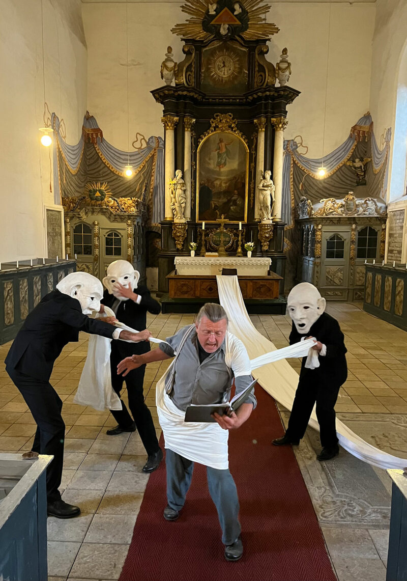 Orgel in der Kirche in Gingst auf Rügen, Aufführung Picht der Hinterlandbühne Rügen e.V. mit dem Organisten Bernt Malmros